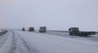 Kars'ta kar yağışı etkili olamaya devam ediyor, yüksek kesimler yeniden beyaza büründü