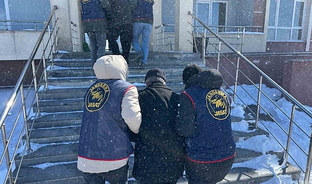 Kars'ta haklarında hapis cezası olan 2 kişi yakalandı