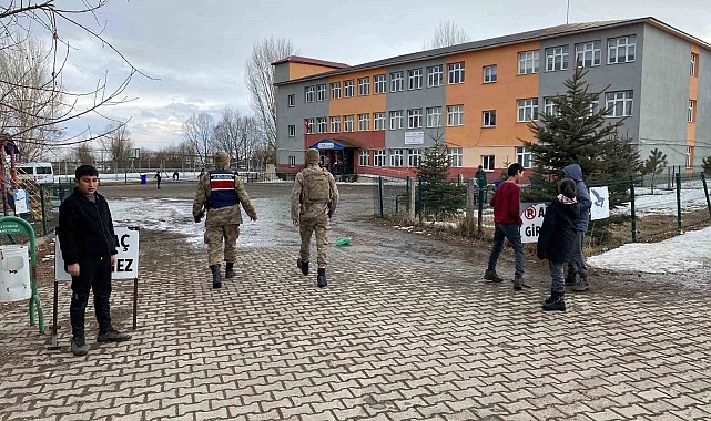 Kars'ta jandarmadan "Huzurlu Okul Önleri" ve "Huzurlu Sokaklar" uygulaması