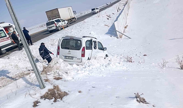 Kars'ta otomobil ile ticari araç çarpıştı: 9 yaralı