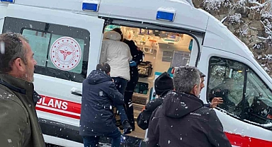 Kar yağışı nedeni ile kayganlaşan yolda otobüs kaza yaptı: 4 yaralı