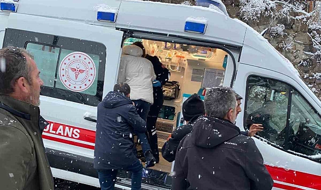 Kar yağışı nedeni ile kayganlaşan yolda otobüs kaza yaptı: 4 yaralı