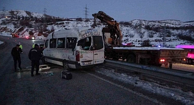Kontrolden çıkan minibüs devrildi; bilanço 11 yaralı