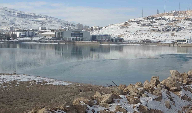 Malatya Orduzu Göleti'nin bazı bölümleri buz tuttu