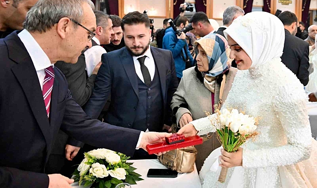 Malatya'da 100 çift, toplu nikah töreniyle dünyaevine girdi