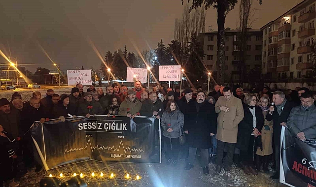 Malatya&#039;da depremde hayatını kaybedenler 04.17&#039;de unutulmadı
