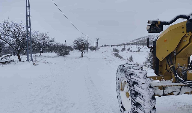 Malatya'da kar yağışı dolayısıyla çok sayıda köy yolu ulaşıma kapandı