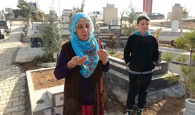Malatyalı depremzedeler mezarlıklardan ayrılamıyor