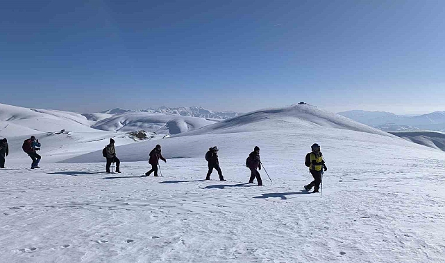 Muş'ta doğa tutkunları Çavuştepe zirvesine tırmandı