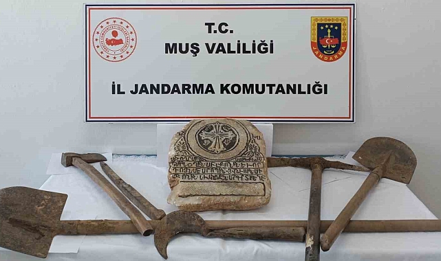 Muş'ta kaçak kazıya suçüstü: Tarihi mermer parçası ele geçirildi