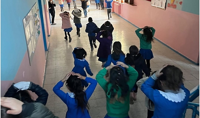 Öğrencilere deprem tatbikatı düzenlendi