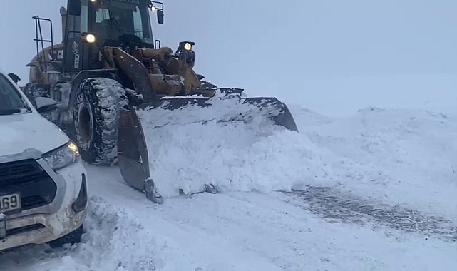 Patnos'ta mahsur kalan vatandaşı özel idare ekipleri kurtardı