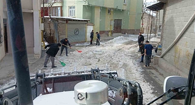 Soğuk havaya rağmen  karla mücadele çalışmaları devam ediyor