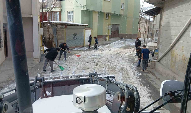 Soğuk havaya rağmen  karla mücadele çalışmaları devam ediyor