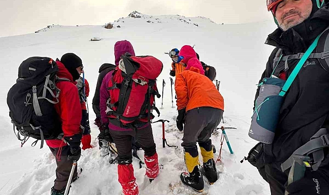 Süphan Dağcılık Doğa Sporları Kulübü depremde hayatını kaybedenler anısına Süphan Dağı'na tırmanış gerçekleştirdi