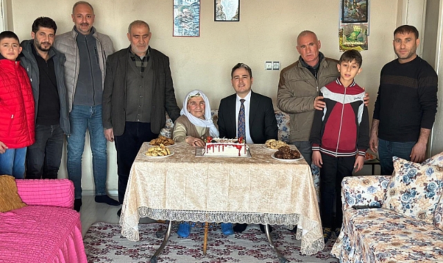 Taşlıçay Kaymakamı Arıkan, 89 yaşındaki Hanım teyzeye unutulmaz doğum günü sürprizi yaptı