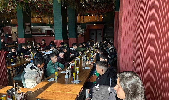 Taşlıçay Kaymakam'ı Emirhan Arıkan öğrencilere sürpriz pizza ve maç etkinliği gerçekleştirdi