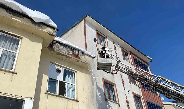 Tehlike oluşturan buz sarkıtları itfaiye ekipleri tarafından temizlendi