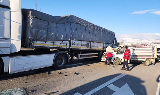 Tır ile kamyonet çarpıştı: 1 ölü, 1 yaralı