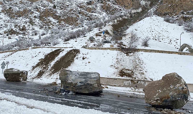 Van-Çatak kara yoluna heyelan yol trafiğe kapandı