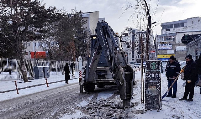 Van'da karla mücadele çalışmaları aralıksız devam ediyor