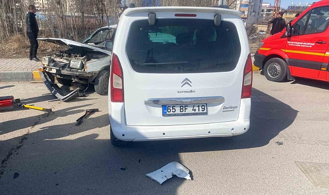 Van'da otomobil ile komyonet çarpıştı: 3 yaralı