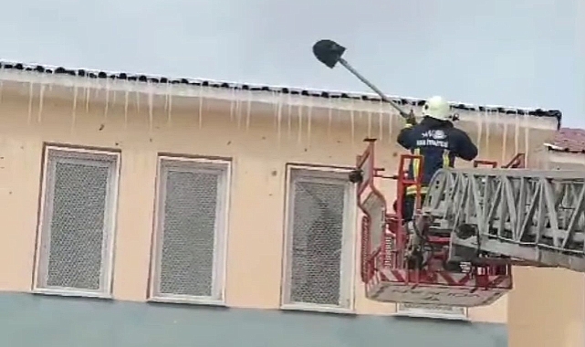 Van'da tehlike saçan buz sarkıtları tek tek temizlendi