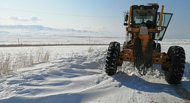 Van'da yoğun kar yağışı; 235 yerleşim yerinin yolu kapandı