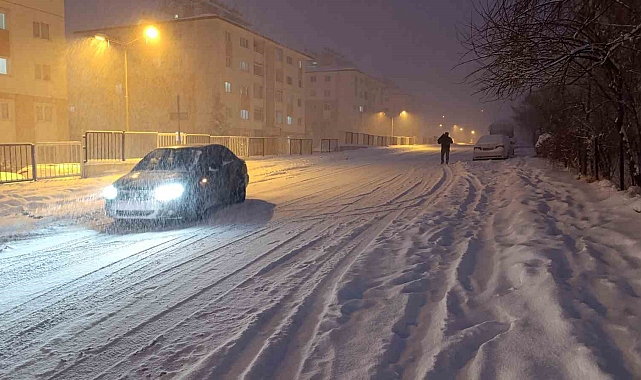 Van'da yoğun kar yağışı nedeniyle uçak seferleri iptal edildi