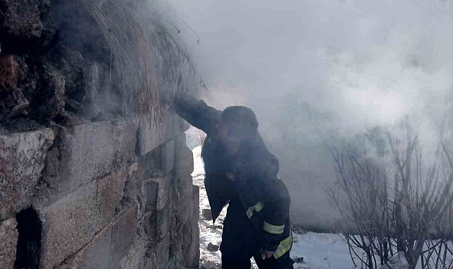 Van'ın Muradiye ilçesinde tandır evi yangını