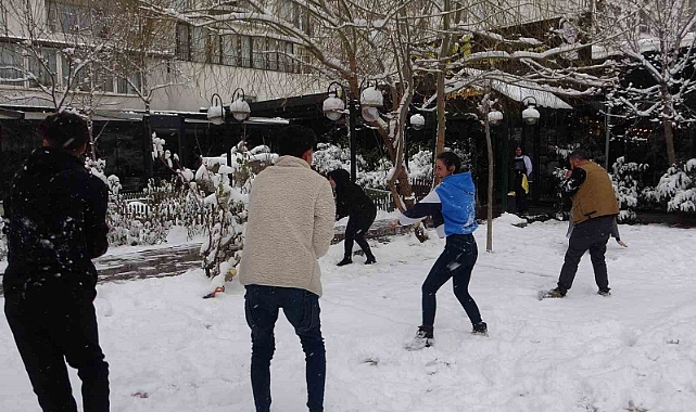 Vanlı esnaf yağan karın tadını çıkarttı