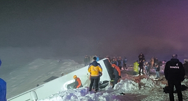 Yoğun kar yağışı nedeni ile  kontrolden çıkan otobüs kaza yaptı: 4 ölü, 32 yaralı