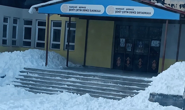 Yoğun kar yağışı sonrası okul önleri kardan temizlendi