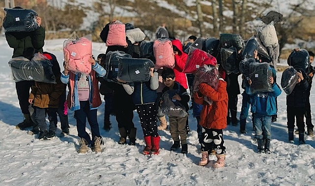 Yüksekova'da çocuklara mont ve ayakkabı yardımı yapıldı