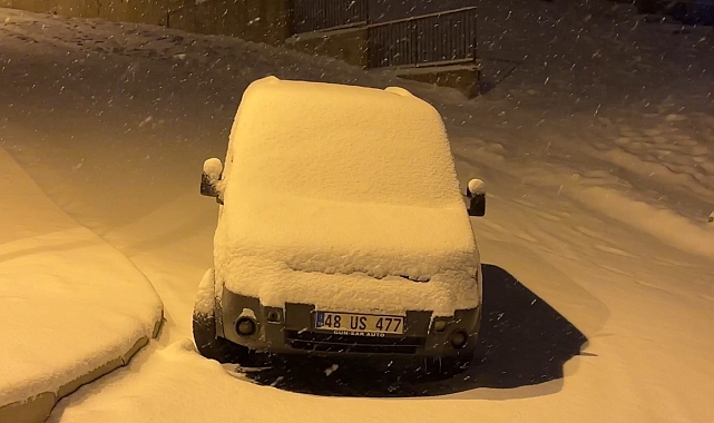 Yüksekova'da lapa lapa kar yağışı