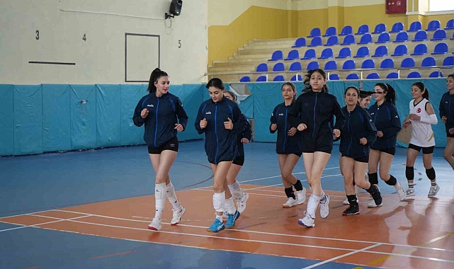 12 bin takım arasından zirveye çıkan Muş Spor Lisesi Kız Voleybol Takımı, Türkiye şampiyonasında