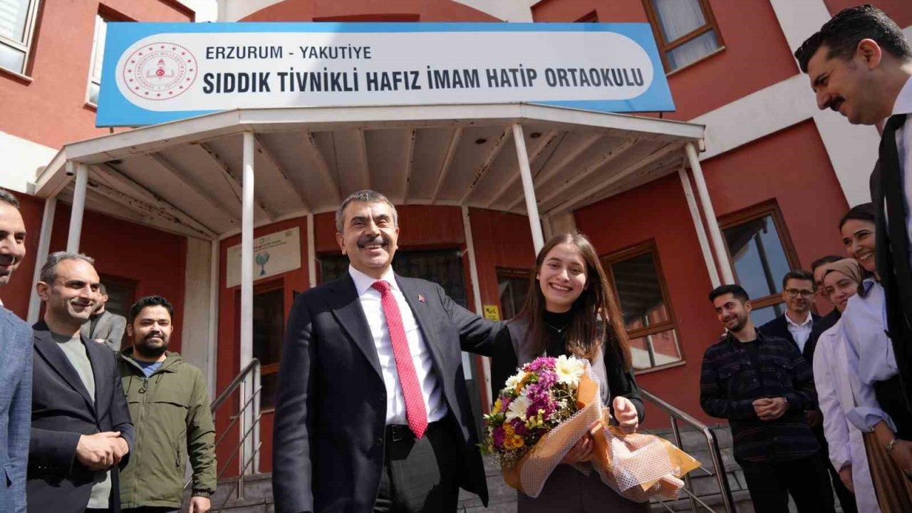 Milli Eğitim Bakanı Tekin’den matematik öğretmenine sürpriz doğum günü kutlaması