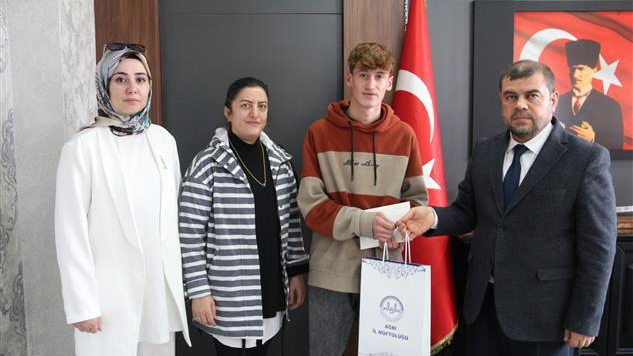 Ağrı’da yarışmalarda dereceye giren öğrenciler ödül verildi