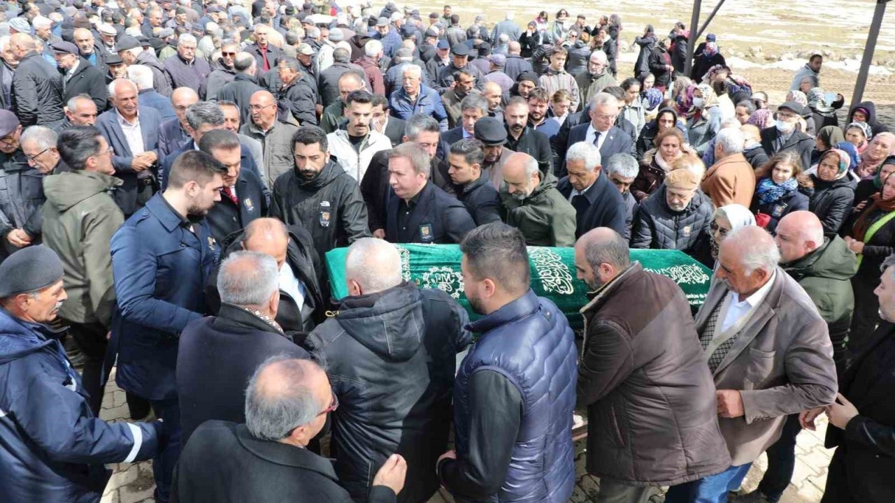 Erzincan'da vefat eden Cemevi Dedesi Eroğlu, toprağa verildi