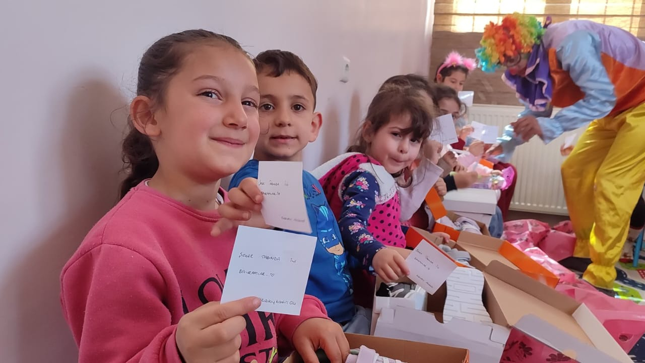Ağrı'da Kızılay gönüllüleri, Ramazan ayında her kapıyı çalarak yardım eli uzatıyor