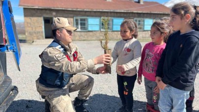 Bitlis'te Jandarma ve öğrencilerden fidan dikme etkinliği