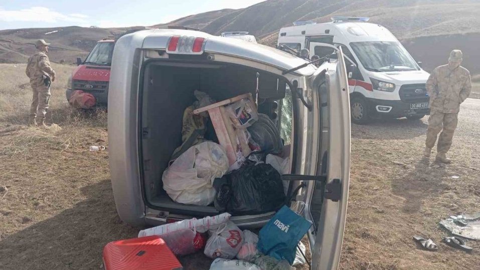 Hakkari-Van karayolunda trafik kazası: 3 yaralı