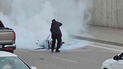 Seyir halindeki motosiklet alev aldı