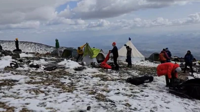 İlkbaharda Ağrı Dağı’nda kayak keyfi (Videolu Haber)