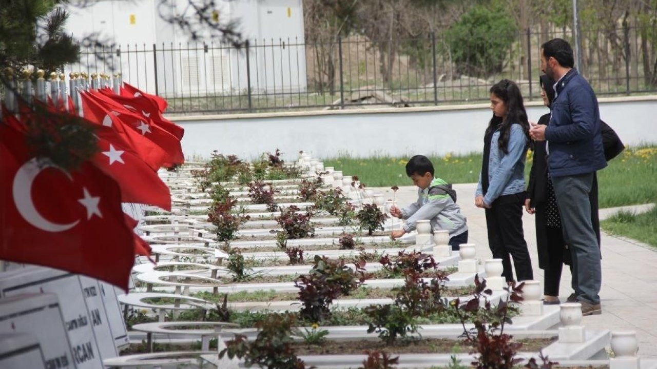 Ramazan Bayramı arefesinde mezarlıklar ziyaretçiyle doldu