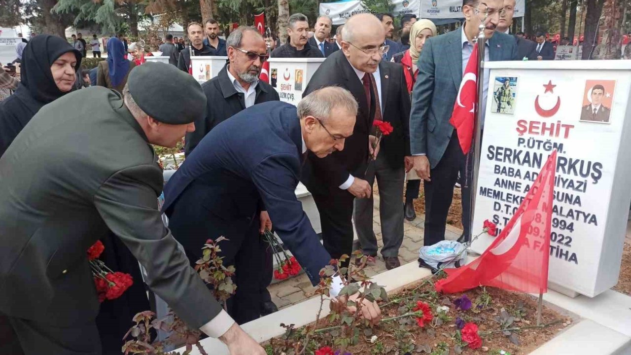 Malatya’da şehitlikte buruk bayramlaşma