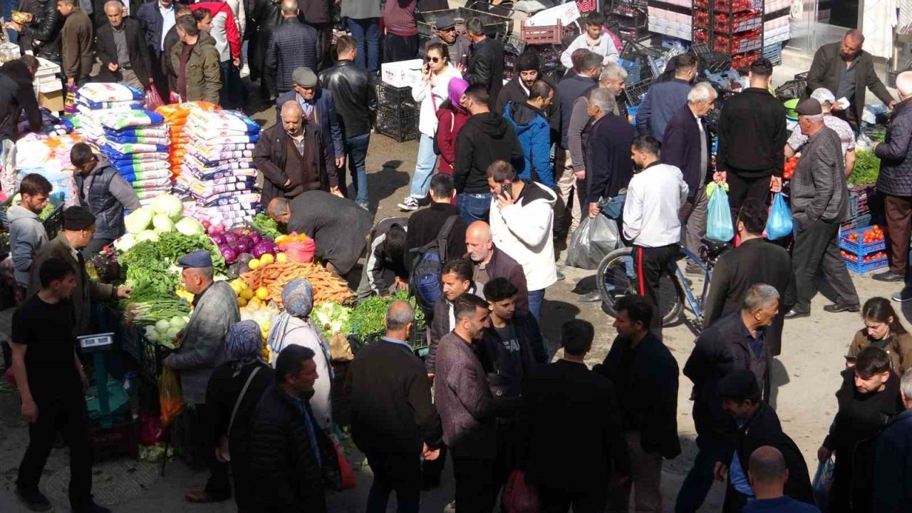 Van’da bayram yoğunluğu; esnafın yüzü güldü