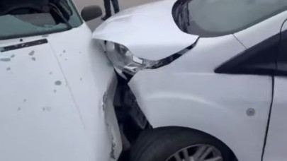 Muş’ta otomobil ile hafif ticari araç kaza yaptıı: 4 yaralı