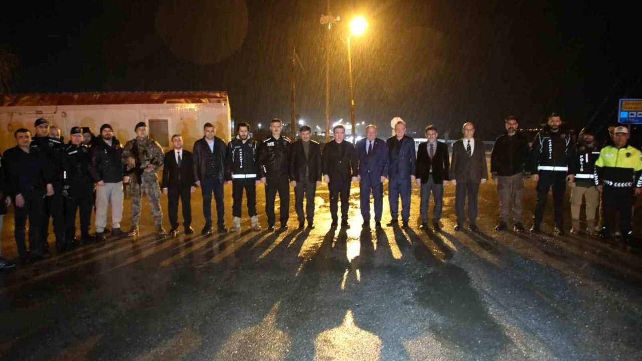 Erzincan Valisi Hamza Aydoğdu, yol kontrol noktalarını ziyaret edip sürücülere şeker ikram etti