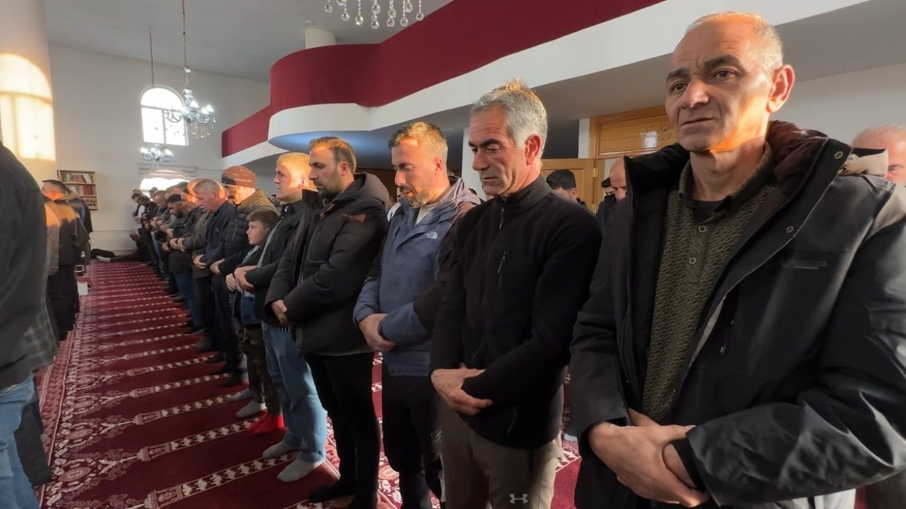 Hakkari Yüksekova’da bayram namazında vatandaşlar camileri doldurdu